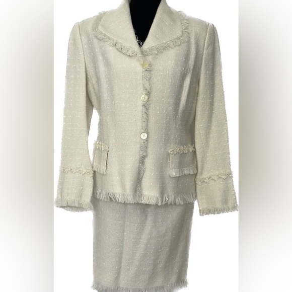 Designer Barbara Bates beautiful off white suit. Fringe accent details Luxury 10 - Picture 2 of 8